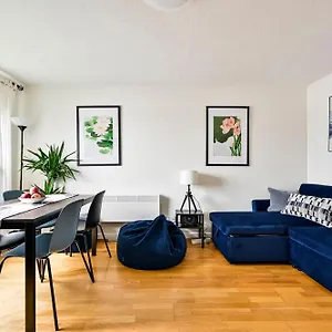 River Views From Canary Wharf Apartment
